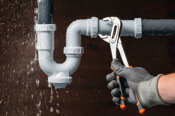 Professional Emergency Plumber technician working in Leesburg, OH